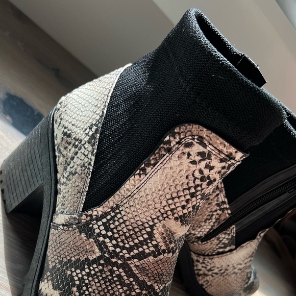 Qupid snakeskin block heel boot size - 10 - Picture 2 of 12